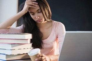 女生熬夜娱乐吃瓜酱,女生娱乐生活新风尚